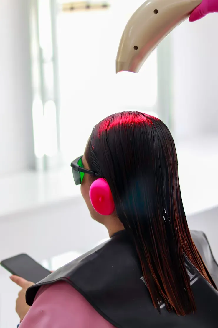 Estilista asesorando sobre estilo y color de cabello a clienta